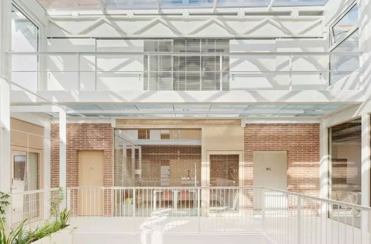 Sants Social Centre w Barcelonie projektu pracowni Laos Arquitectura
