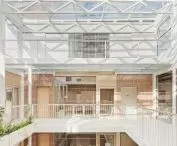 Sants Social Centre w Barcelonie projektu pracowni Laos Arquitectura