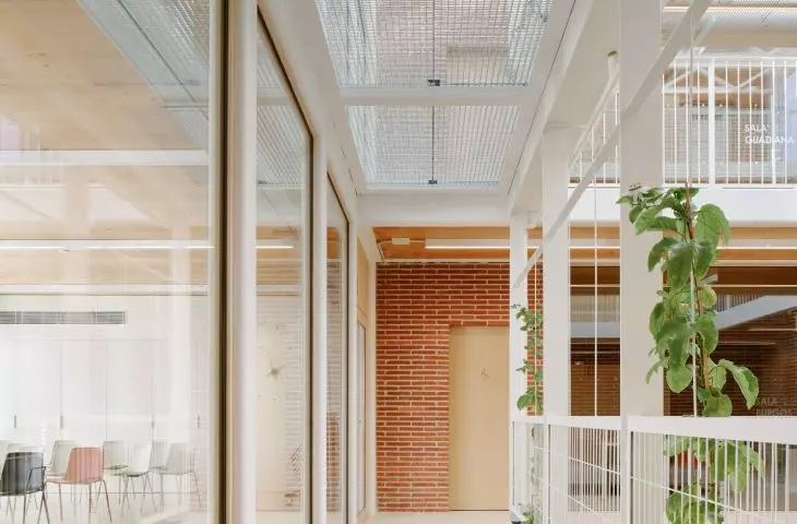 Sants Social Centre w Barcelonie projektu pracowni Laos Arquitectura
