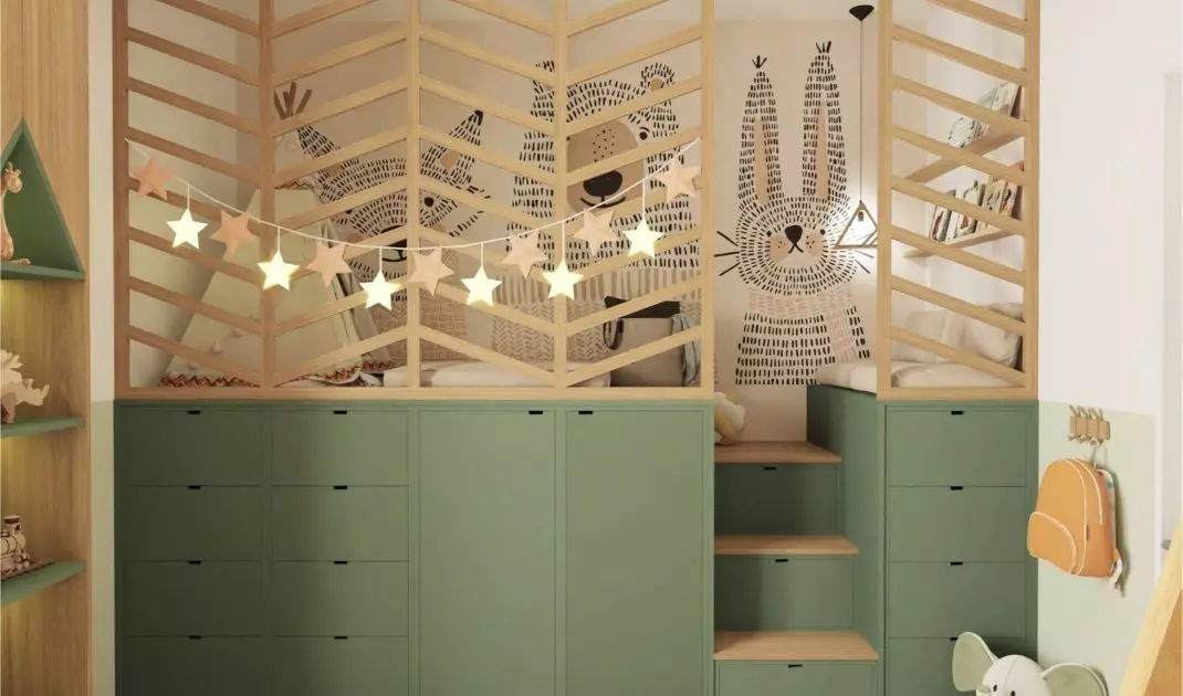 Pod antresolą zaprojektowano pojemną zabudowę, a prowadzące na górę schodki wykorzystano jako dodatkowe schowki