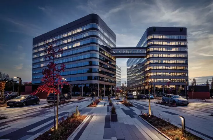 zespół biurowo-hotelowo- konferencyjny Fabryczna Office Park zrealizowany na terenach zlikwidowanych zakładów przemysłu spirytusowego Destylernia „Polmos” w Krakowie,  proj. IMB Asymetria / Grupa INTER-BUD; realizacja: 2019–2026