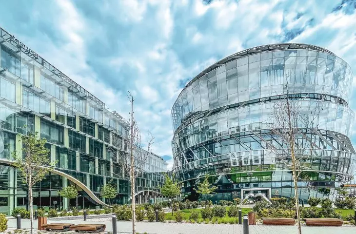 zespół biurowy Ocean Office Park zrealizowany w dawnej przemysłowej dzielnicy Zabłocie na terenach zaplecza składowo-magazynowego firm budowlanych,  proj. Cavatina Holding, architektka wiodąca: Joanna Kuchta-Wilczek, realizacja: 2019–2024 