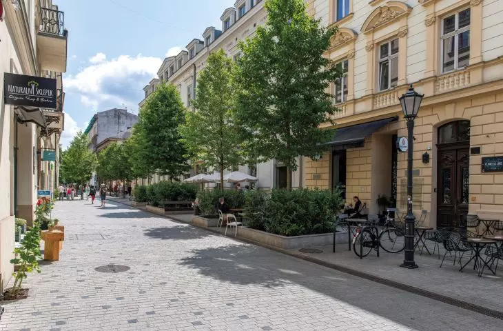 przebudowa ul. Krupniczej w ciąg spacerowo-usługowy (woonerf), proj. Zarząd Zieleni Miejskiej w Krakowie; realizacja: 2023