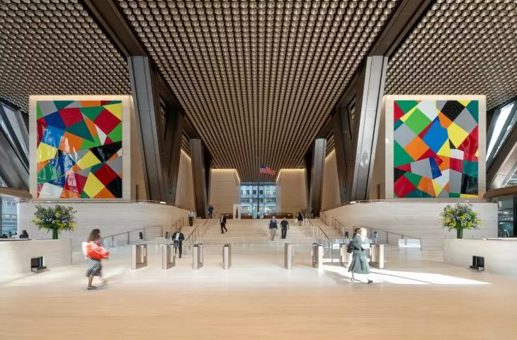 Hol przy Park Avenue zdobią dwie barwne prace Gerharda Richtera: „Color Chase One” i „Color Chase Two”