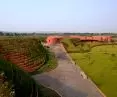 Tarasowy amfiteatr, zielone dachy i niskie bryły sprawiają, że centrum przypomina część otaczającego krajobrazu