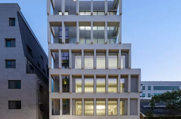 HOURS Building w Seulu projektu See Architects