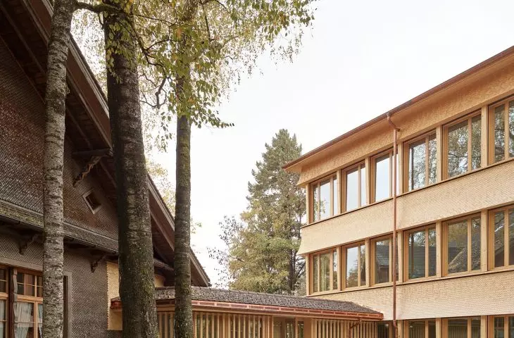 The new Bossard Schule building was inserted between the existing structures and connected to them by a low connecting structure