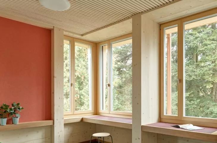 Wide recesses and countertops have been designed next to the windows, which can be used for studying, reading, and individual work