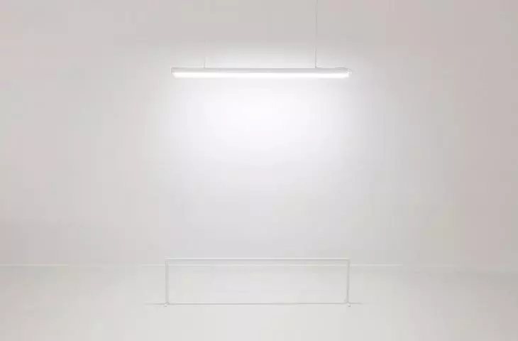 Artysta dopasował meble-rzeźby do swojego wzrostu