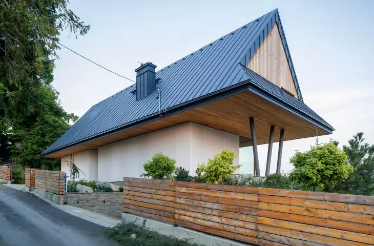 Dom nawiązuje do drewnianej architektury