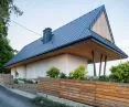Dom nawiązuje do drewnianej architektury