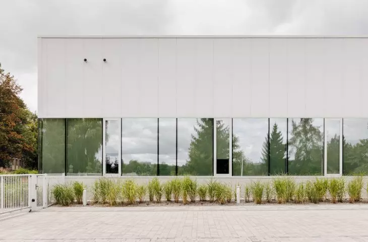 Rozbudowa Centrum Wychowania Fizycznego i Sportu w Łodzi jest lekką, minimalistyczną bryłą