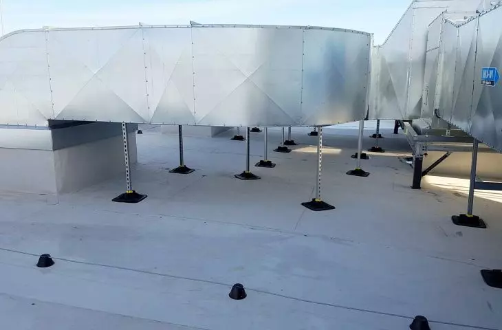 Roof trusses and supporting structures