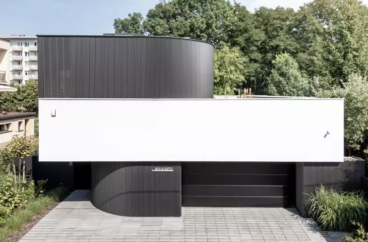The facade of Villa Kaziu consists of three sections