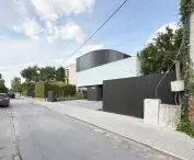 jednym z wyzwań była lokalizacja przy wąskiej ulicy dojazdowej. Dzięki rezygnacji z ogrodzenia, przestrzeń zyskała oddech