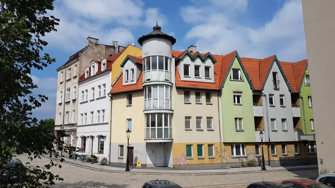 postmodernistyczne
uzupełnienie zabudowy dzielnicy Śródka, 1997, proj.: Klimaszewska&Biedak