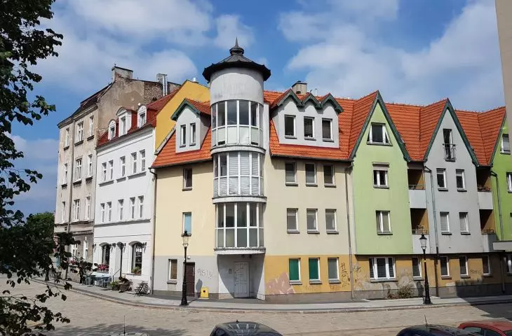 postmodernistyczne uzupełnienie zabudowy dzielnicy Śródka, 1997, proj.: Klimaszewska&Biedak