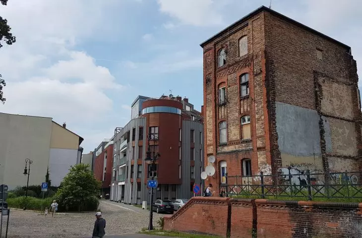 The new Sienna in Chwaliszewo quite aptly refers to the proportions and elevations of the former workers' housing complex