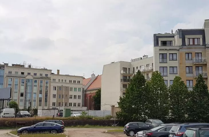 widok ze starego koryta Warty (obecnie parking) na plomby z pierwszej dekady XXI wieku przy ul. Garbary