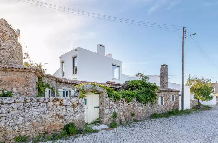 One of the constraints during the construction of the house in Ulguer was the requirement to preserve the rustic wall