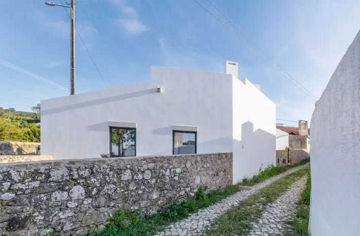 jednym z ograniczeń podczas budowy domu w Ulguerze był obowiązek zachowania rustykalnego muru