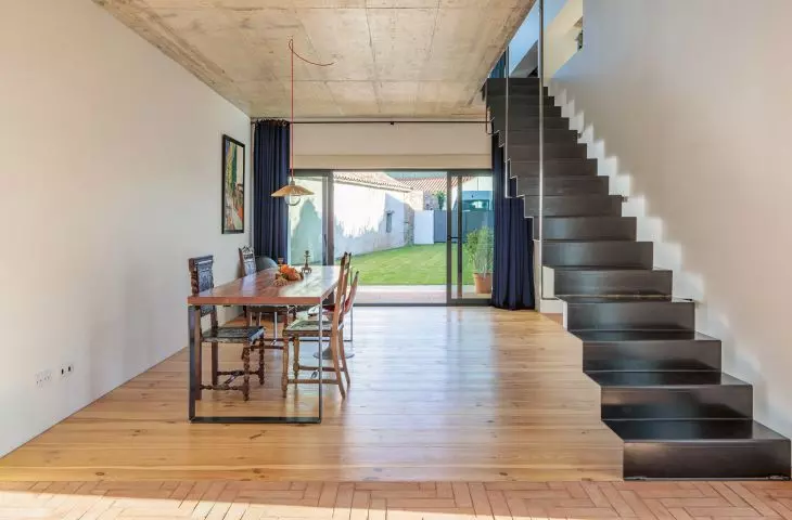 In accordance with the principles of feng shui, the dining room opens onto the garden in the southern part of the lot