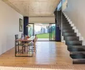In accordance with the principles of feng shui, the dining room opens onto the garden in the southern part of the lot