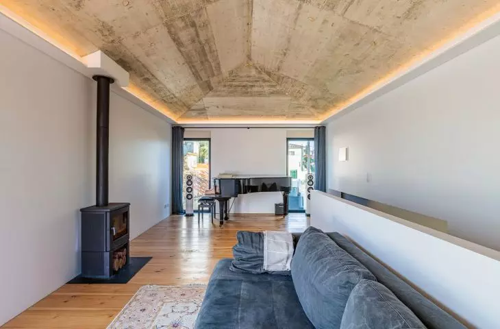 The decision to expose the concrete roof from the inside was made while the building was still under construction