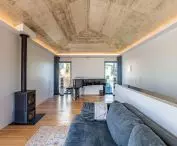 The decision to expose the concrete roof from the inside was made while the building was still under construction