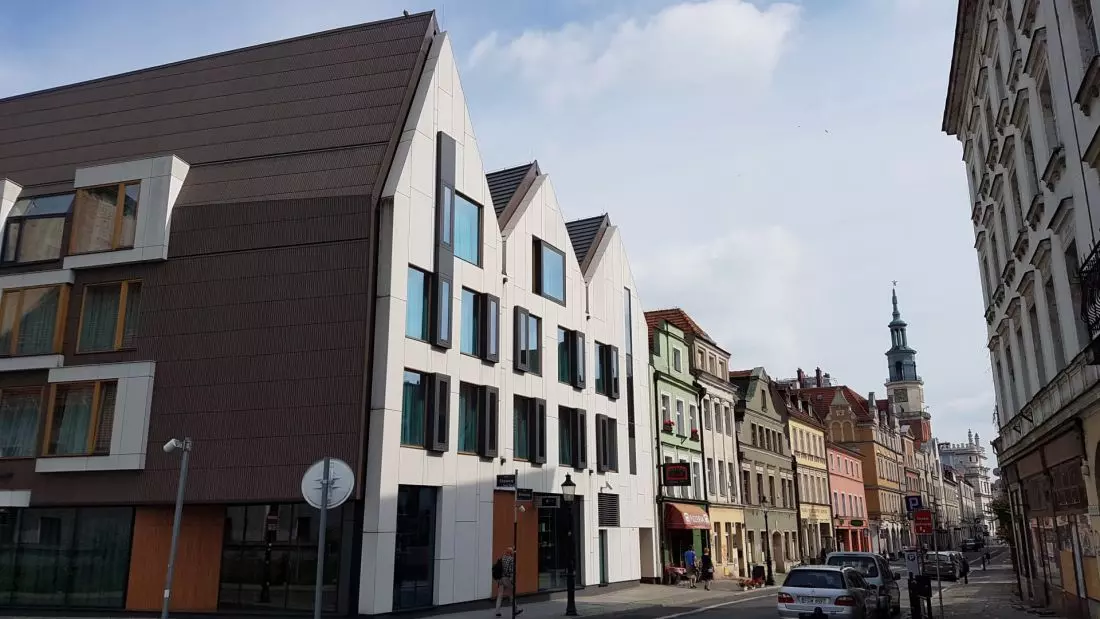 Hotel PURO (proj.: ASW
Architekci) łączy współczesne formy z porządkiem typowym dla staromiejskiej ulicy
