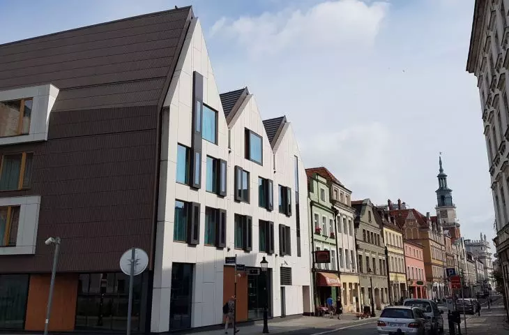 Hotel PURO (proj.: ASW Architekci) łączy współczesne formy z porządkiem typowym dla staromiejskiej ulicy