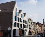 Hotel PURO (proj.: ASW Architekci) łączy współczesne formy z porządkiem typowym dla staromiejskiej ulicy