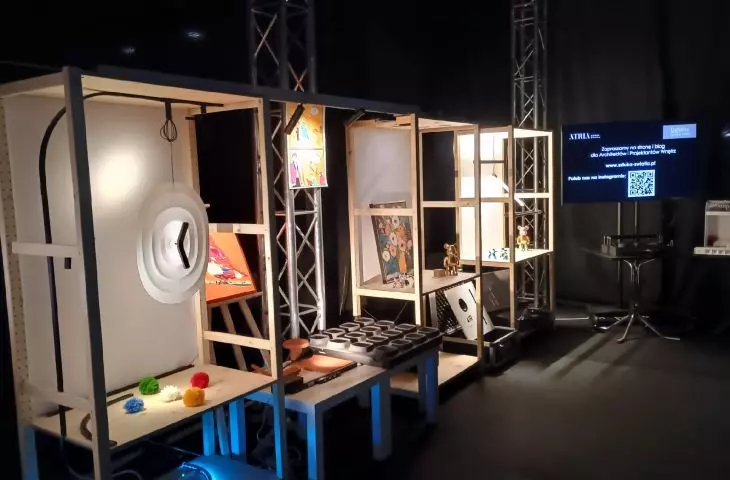 strefa warsztatów Sztuki Światła przygotowana przez ATRIA Sztuka Światła podczas Lighting Design Event — przestrzeń do poznawania i porównywania rzeczywistych efektów światła