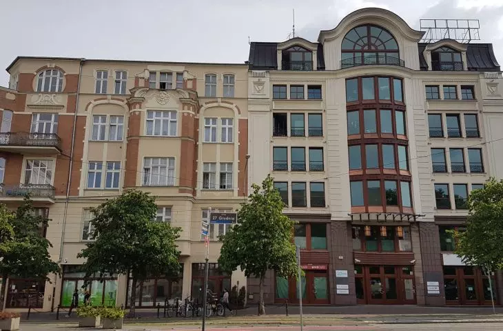 historyzujący biurowiec przy ul. 27 Grudnia, 2006, proj.: Archikwadrat