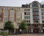 historyzujący biurowiec przy ul. 27 Grudnia, 2006, proj.: Archikwadrat
