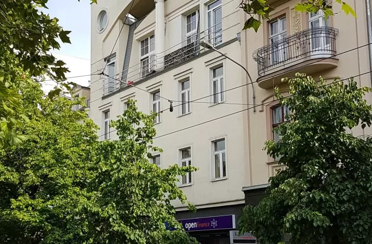 udana nadbudowa kamienicy przy ul. 27 Grudnia, pocz. lat 90 XX w., proj.: Studio ADS