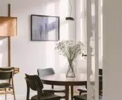 Widok na jadalnię z salonu