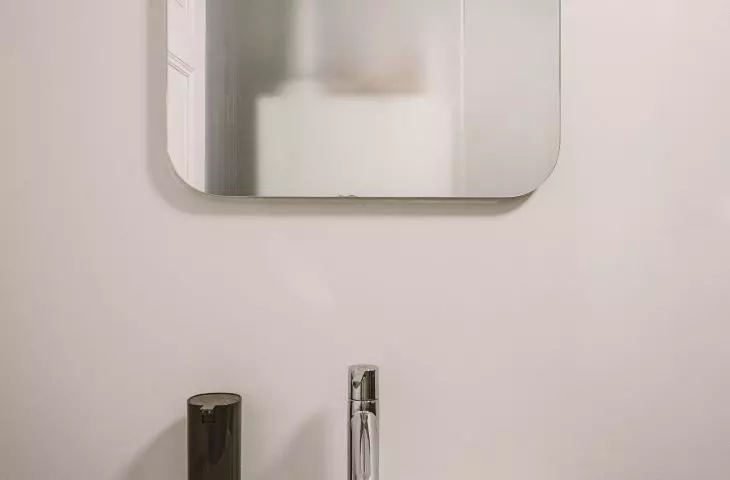 Toaleta z ukrytą pralką i kotłem 