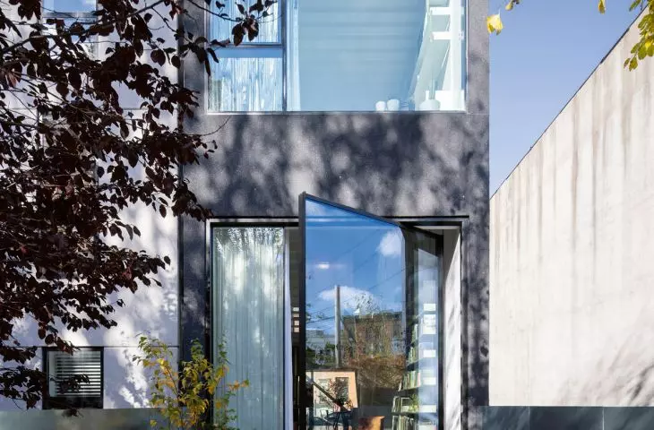 widok od strony obniżonego ogrodu; Narrow House powstał na działce o wymiarach 4×30,5 metra
