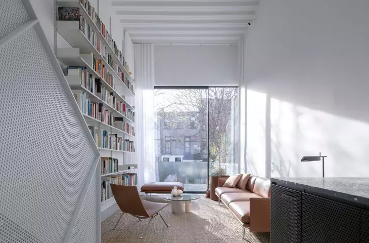 stonowana paleta barw we wnętrzu tworzy tło, na którym architekci wprowadzają kolorystyczne i materiałowe wyspy