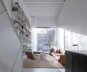 stonowana paleta barw we wnętrzu tworzy tło, na którym architekci wprowadzają kolorystyczne i materiałowe wyspy