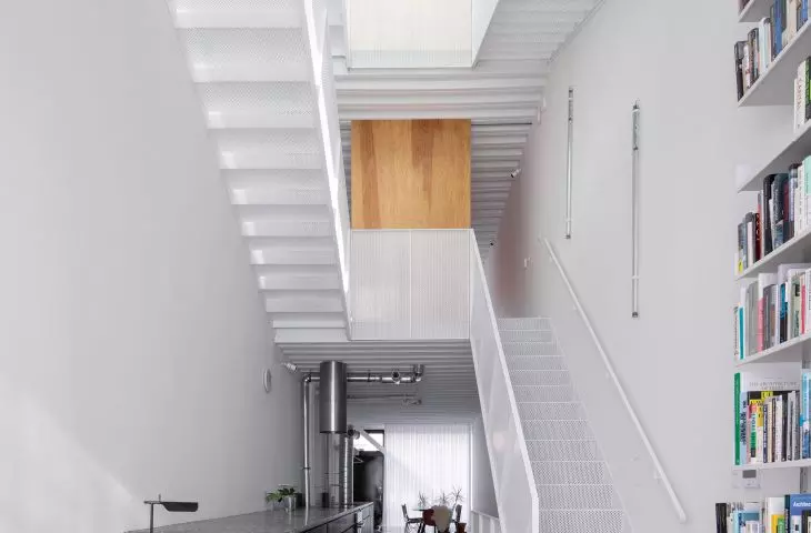 otwarty parter domu; architekci projektując przestrzeń dużo pracowali z przekrojem; był on szczególnie ważny, zwłaszcza jeżeli chodzi o proporcje pomieszczeń i zróżnicowane wysokości 