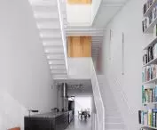otwarty parter domu; architekci projektując przestrzeń dużo pracowali z przekrojem; był on szczególnie ważny, zwłaszcza jeżeli chodzi o proporcje pomieszczeń i zróżnicowane wysokości 