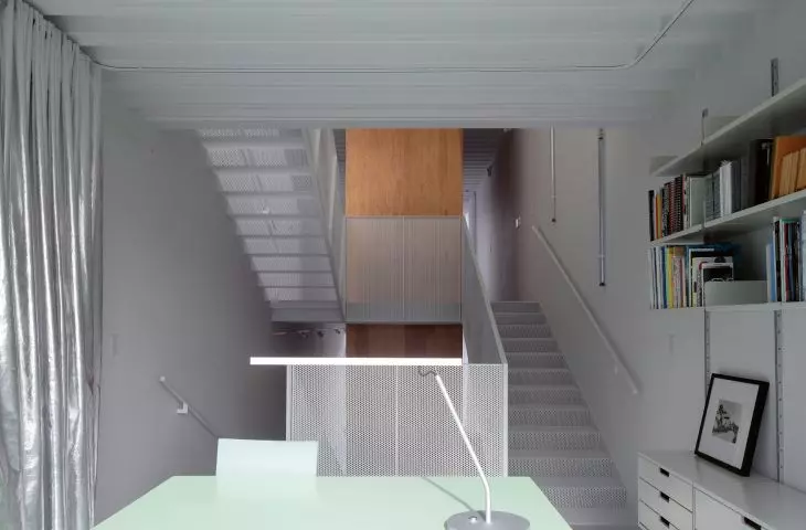  w centrum planu, na dwóch piętrach, znajduje się bryła mieszcząca łazienkę, szafę i instalacje