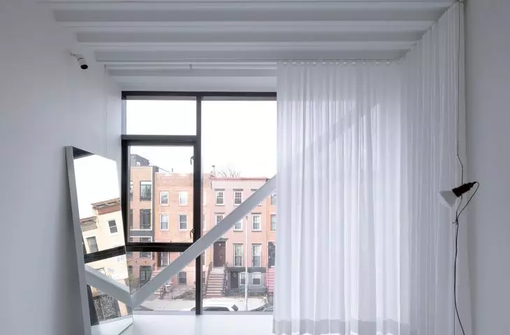 dom pozbawiony jest ścian, architekci musieli więc zastosować diagonalne usztywnienia konstrukcji