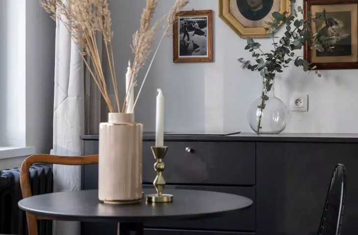 The interior is complemented by stylish accessories - paintings, mirrors and chairs