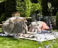 Pledy i koce świetnie sprawdzą się na tarasie