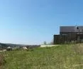 Dom w Burowie wybudowano na skarpie 