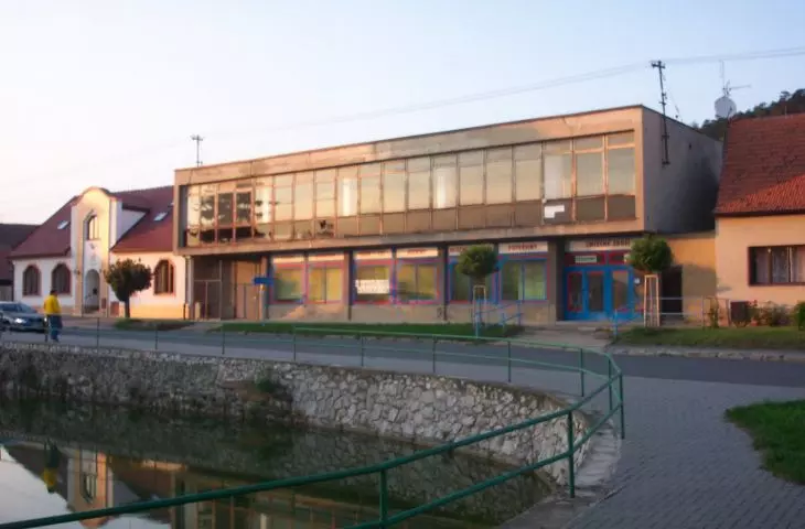 Budynek dawnego sklepu Jednota przed przebudową na szkołę