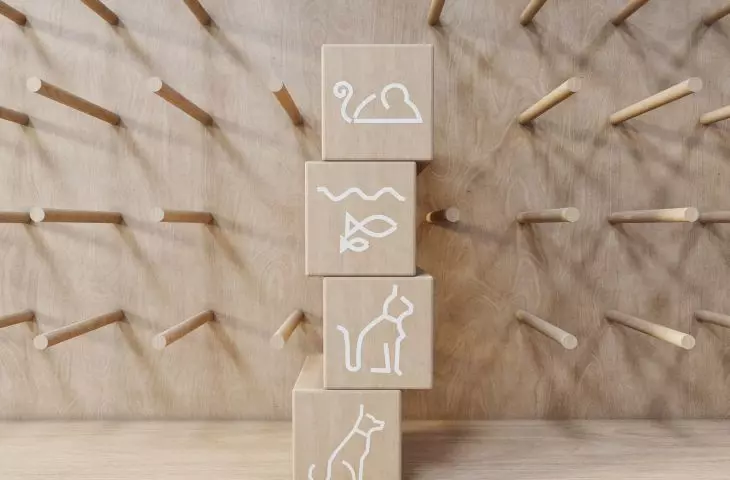 Wooden bookcase with pegs 